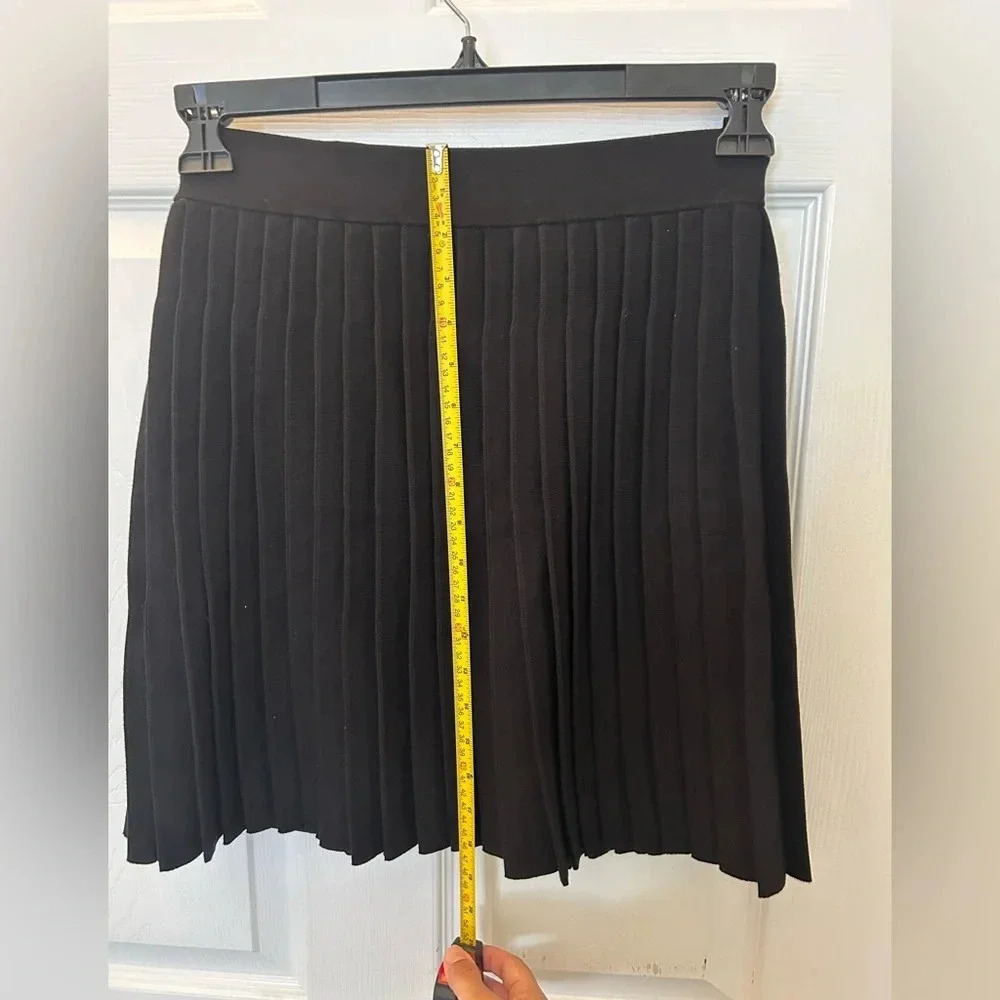 Nwt! Co Pleated Knit black Skirt
Small - Picture 8 of 10